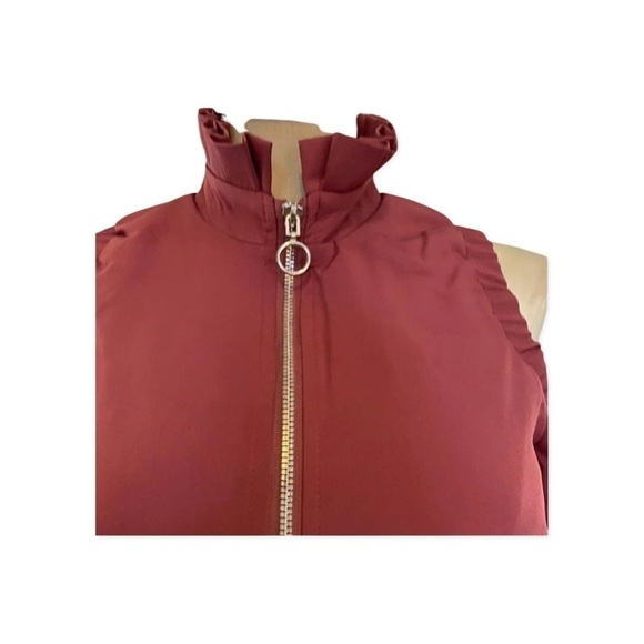 Romeo & Juliet Couture NWT Long Bell Sleeve Cold Shoulder Blouse Size Small - Picture 3 of 10